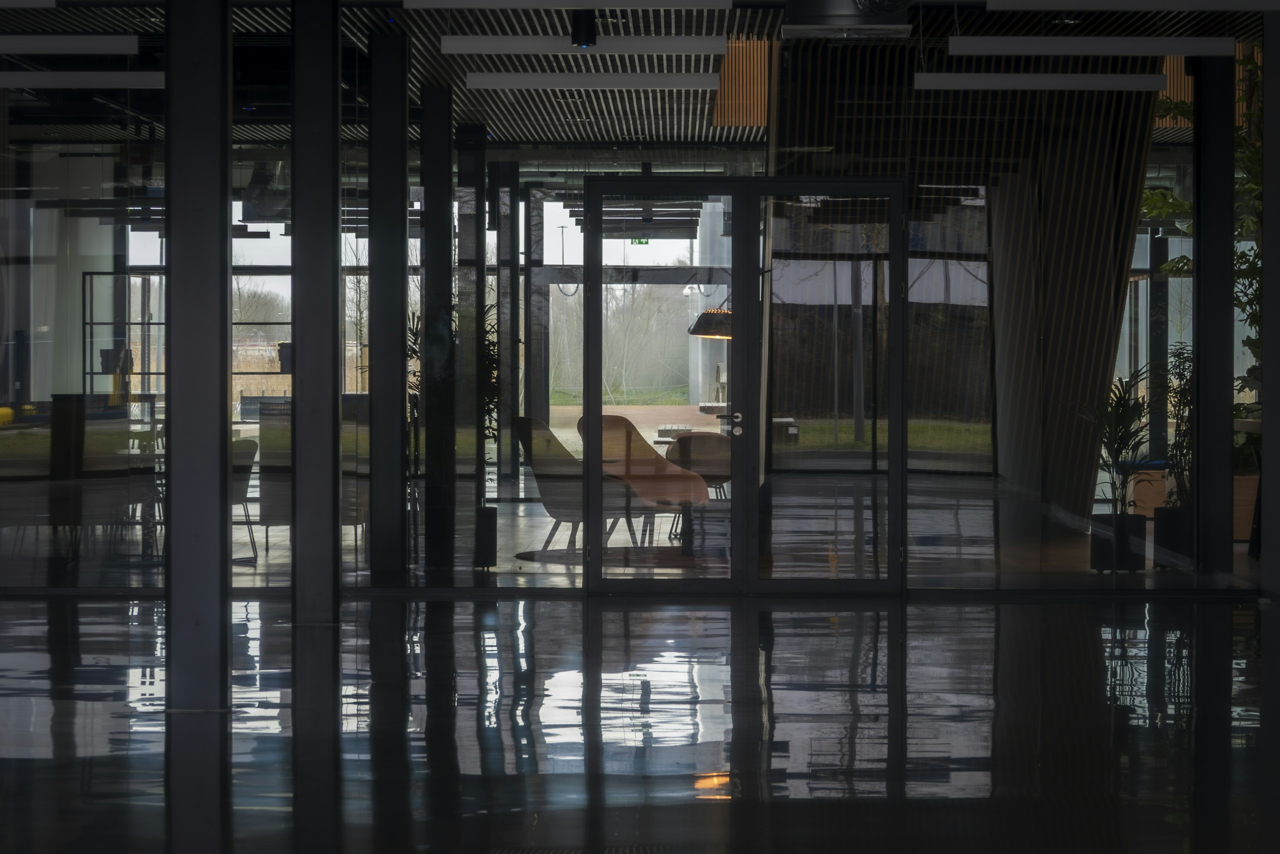 Modern kantoorinterieur met glazen wanden