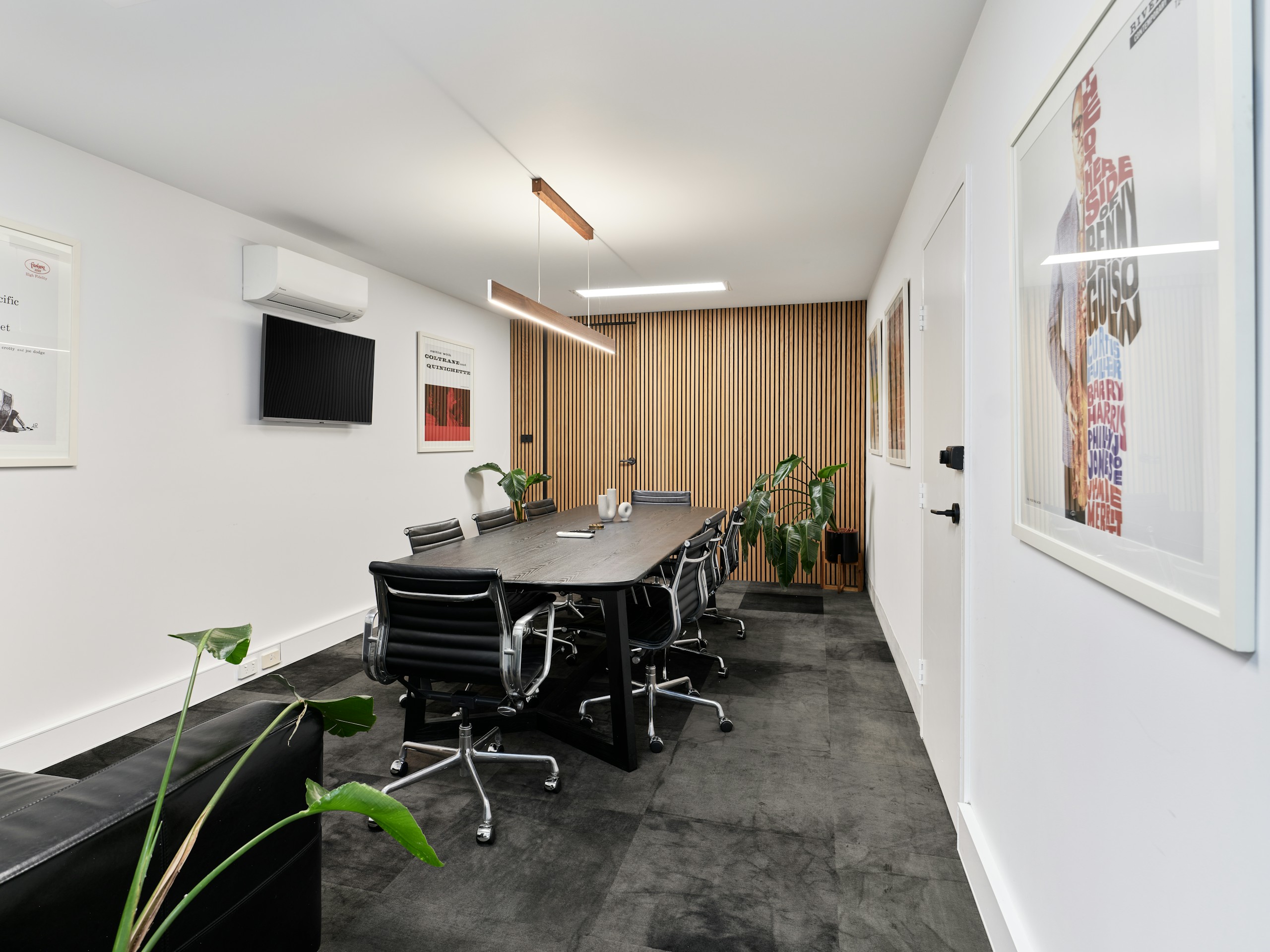 Moderne vergaderruimte met donkere tafel en houten accentwand